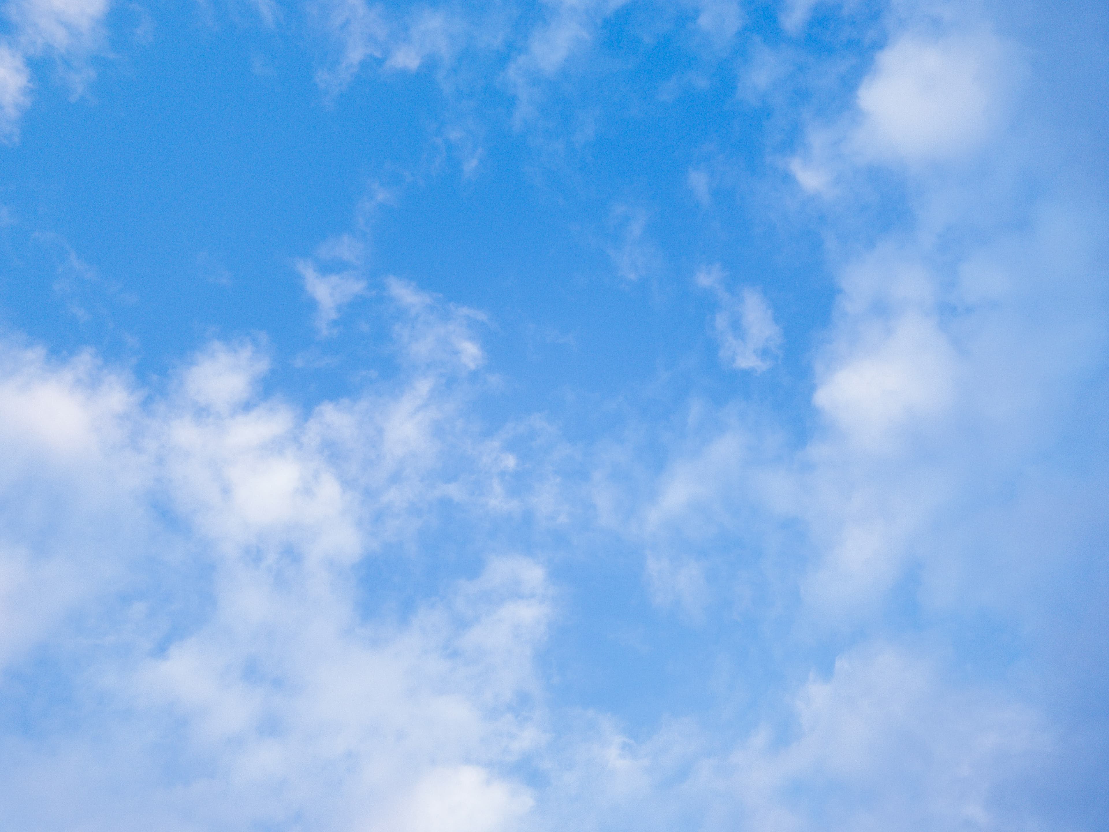 Céu azul com nuvens