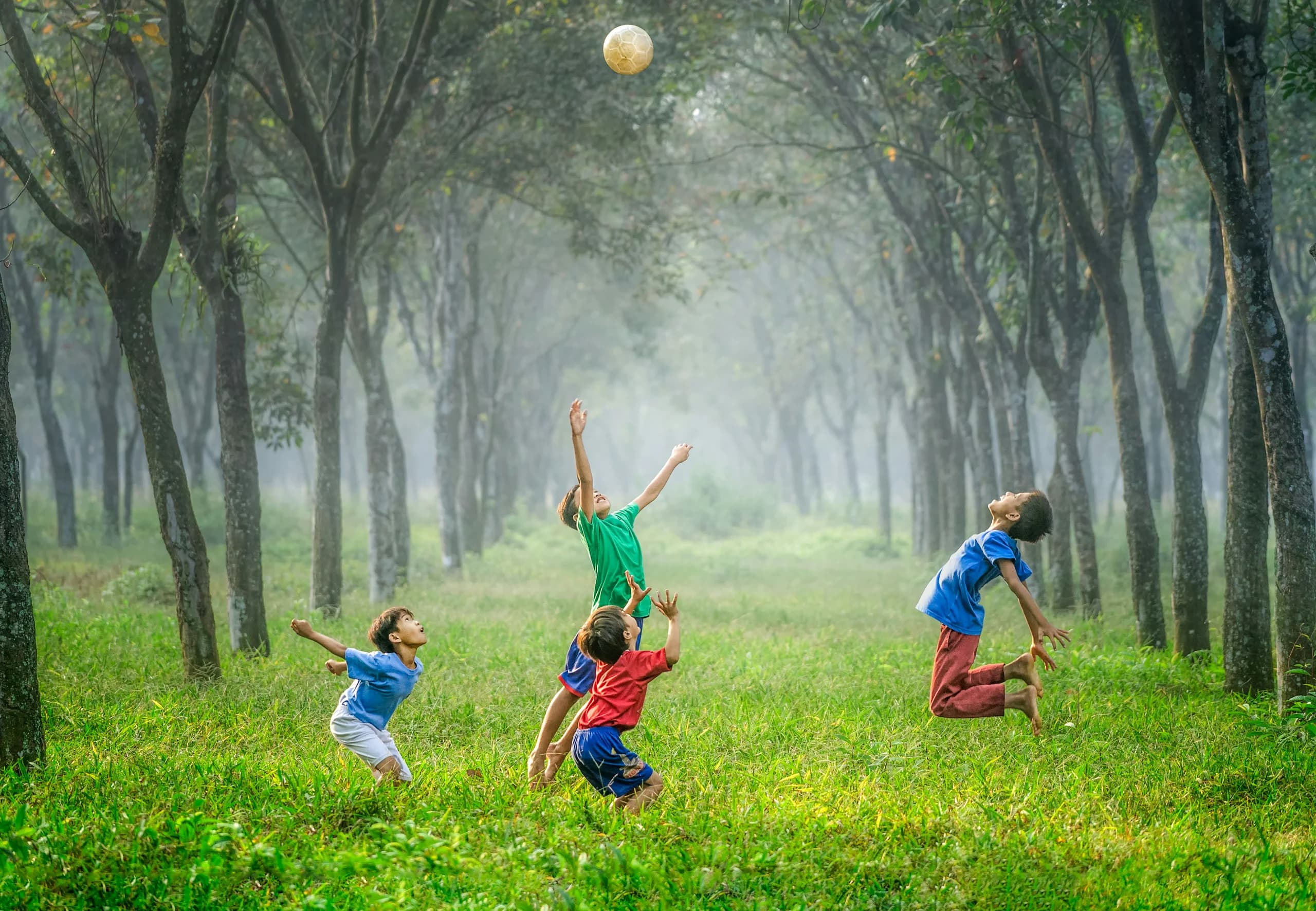 Crianças se divertindo na chuva